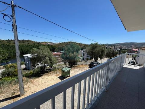 Apartamento mobilado e equipado, com vistas desafogadas para a Zona Verde de Mirandela