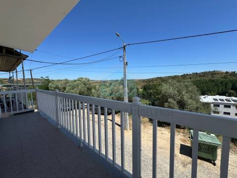 Apartamento mobilado e equipado, com vistas desafogadas para a Zona Verde de Mirandela