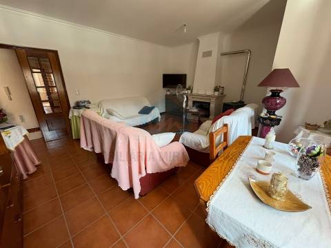 Apartamento T3 para venda com jardim e arrumos no sótão