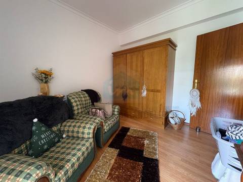 Apartamento T3 para venda com jardim e arrumos no sótão