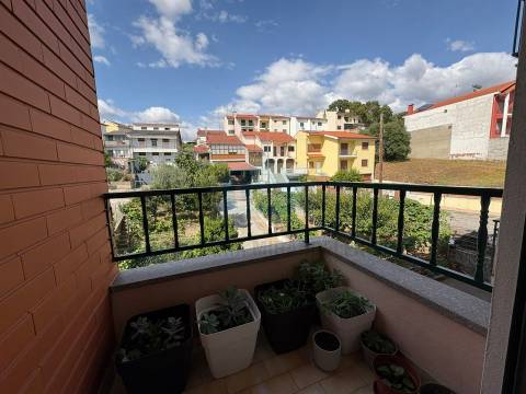 Apartamento T3 para venda com jardim e arrumos no sótão