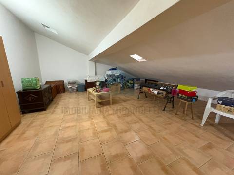 Apartamento T3 para venda com jardim e arrumos no sótão