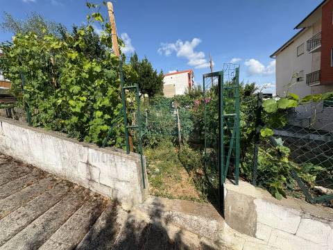 Apartamento T3 para venda com jardim e arrumos no sótão