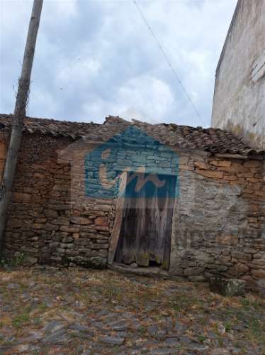 Autenticidade e Potencial no Coração de Carviçais – Moradia com Anexo e Prédio Rústico