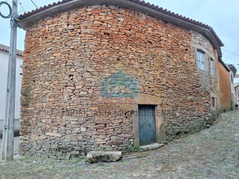 Autenticidade e Potencial no Coração de Carviçais – Moradia com Anexo e Prédio Rústico