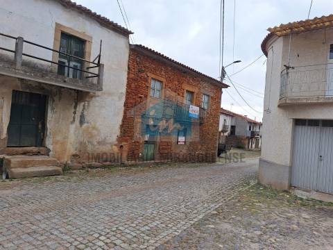 Autenticidade e Potencial no Coração de Carviçais – Moradia com Anexo e Prédio Rústico