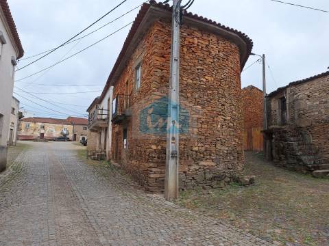 Autenticidade e Potencial no Coração de Carviçais – Moradia com Anexo e Prédio Rústico