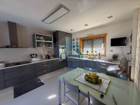 &#127969; Bifamiliar duplex com entradas independentes e vistas deslumbrantes sobre a cidade de Mirandela.