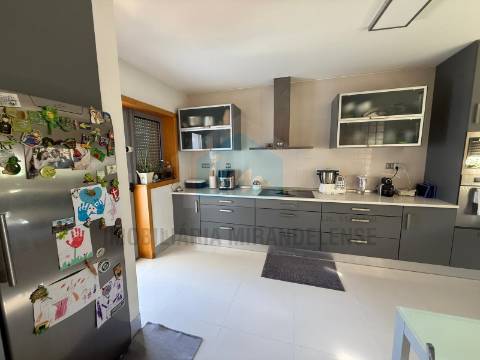 &#127969; Bifamiliar duplex com entradas independentes e vistas deslumbrantes sobre a cidade de Mirandela.