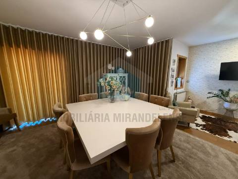 &#127969; Bifamiliar duplex com entradas independentes e vistas deslumbrantes sobre a cidade de Mirandela.