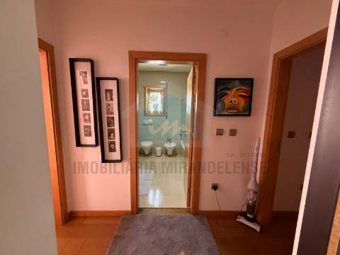 &#127969; Bifamiliar duplex com entradas independentes e vistas deslumbrantes sobre a cidade de Mirandela.