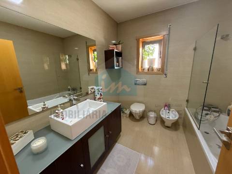 &#127969; Bifamiliar duplex com entradas independentes e vistas deslumbrantes sobre a cidade de Mirandela.