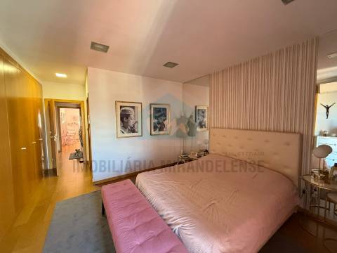 &#127969; Bifamiliar duplex com entradas independentes e vistas deslumbrantes sobre a cidade de Mirandela.