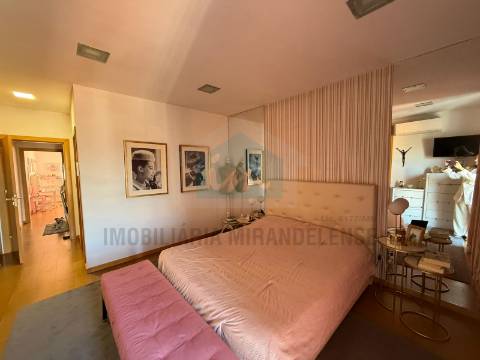 &#127969; Bifamiliar duplex com entradas independentes e vistas deslumbrantes sobre a cidade de Mirandela.