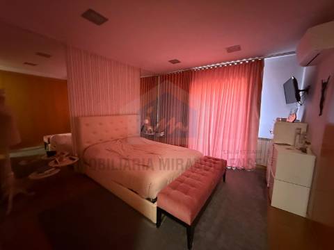 &#127969; Bifamiliar duplex com entradas independentes e vistas deslumbrantes sobre a cidade de Mirandela.