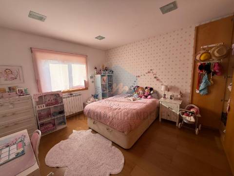 &#127969; Bifamiliar duplex com entradas independentes e vistas deslumbrantes sobre a cidade de Mirandela.