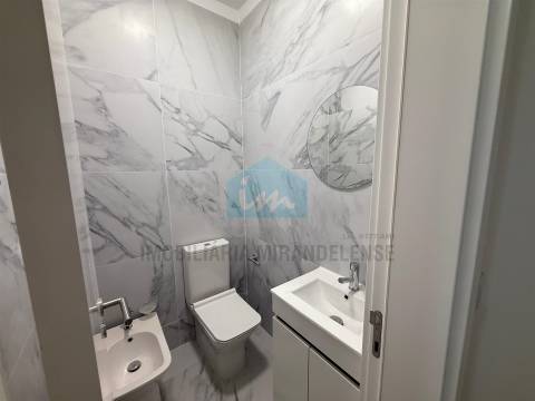 Apartamento T3 totalmente remodelado em Mirandela situado no 3.º e último andar