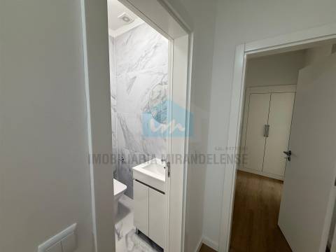Apartamento T3 totalmente remodelado em Mirandela situado no 3.º e último andar