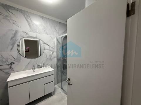 Apartamento T3 totalmente remodelado em Mirandela situado no 3.º e último andar
