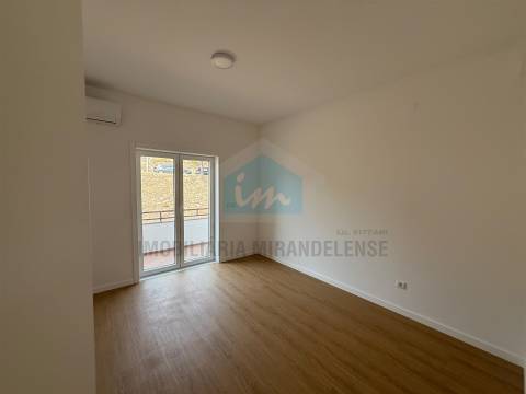 Apartamento T3 totalmente remodelado em Mirandela situado no 3.º e último andar