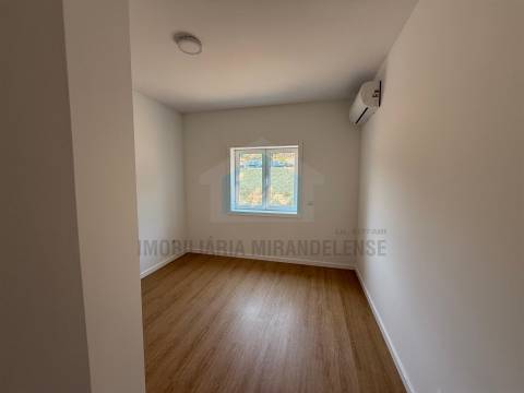 Apartamento T3 totalmente remodelado em Mirandela situado no 3.º e último andar