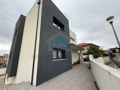Moradia moderna T4 moderna localizada numa zona residencial e muito procurada de Mirandela