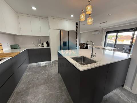 Moradia moderna T4 moderna localizada numa zona residencial e muito procurada de Mirandela