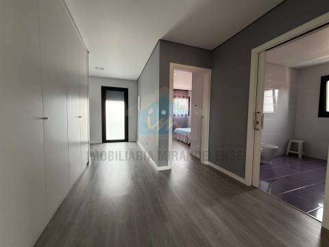 Moradia moderna T4 moderna localizada numa zona residencial e muito procurada de Mirandela