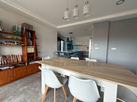 Moradia moderna T4 moderna localizada numa zona residencial e muito procurada de Mirandela