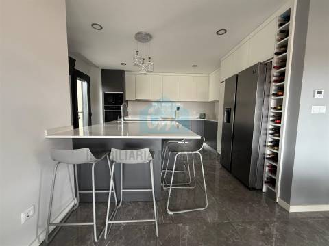 Moradia moderna T4 moderna localizada numa zona residencial e muito procurada de Mirandela
