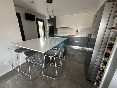 Moradia moderna T4 moderna localizada numa zona residencial e muito procurada de Mirandela