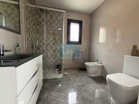 Moradia moderna T4 moderna localizada numa zona residencial e muito procurada de Mirandela