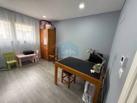 Moradia moderna T4 moderna localizada numa zona residencial e muito procurada de Mirandela