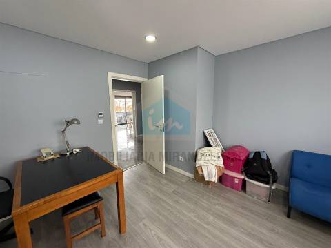 Moradia moderna T4 moderna localizada numa zona residencial e muito procurada de Mirandela