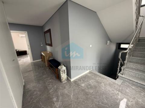 Moradia moderna T4 moderna localizada numa zona residencial e muito procurada de Mirandela