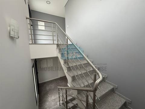 Moradia moderna T4 moderna localizada numa zona residencial e muito procurada de Mirandela