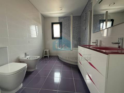 Moradia moderna T4 moderna localizada numa zona residencial e muito procurada de Mirandela