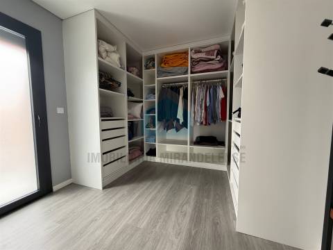 Moradia moderna T4 moderna localizada numa zona residencial e muito procurada de Mirandela