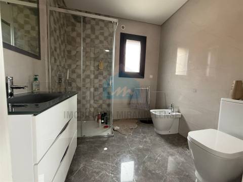 Moradia moderna T4 moderna localizada numa zona residencial e muito procurada de Mirandela