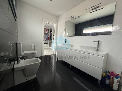 Moradia moderna T4 moderna localizada numa zona residencial e muito procurada de Mirandela