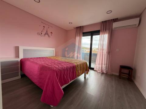 Moradia moderna T4 moderna localizada numa zona residencial e muito procurada de Mirandela