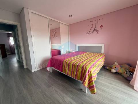 Moradia moderna T4 moderna localizada numa zona residencial e muito procurada de Mirandela