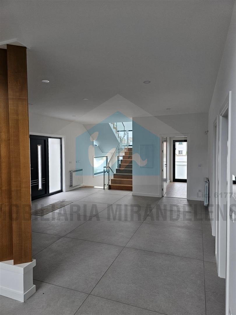 Moradia moderna com 4 suites localizada numa zona calma e residencial da cidade de Mirandela