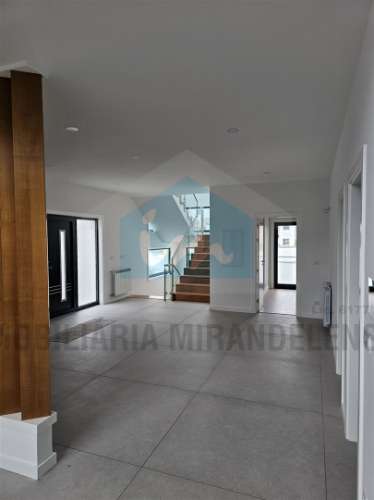 Moradia moderna com 4 suites localizada numa zona calma e residencial da cidade de Mirandela