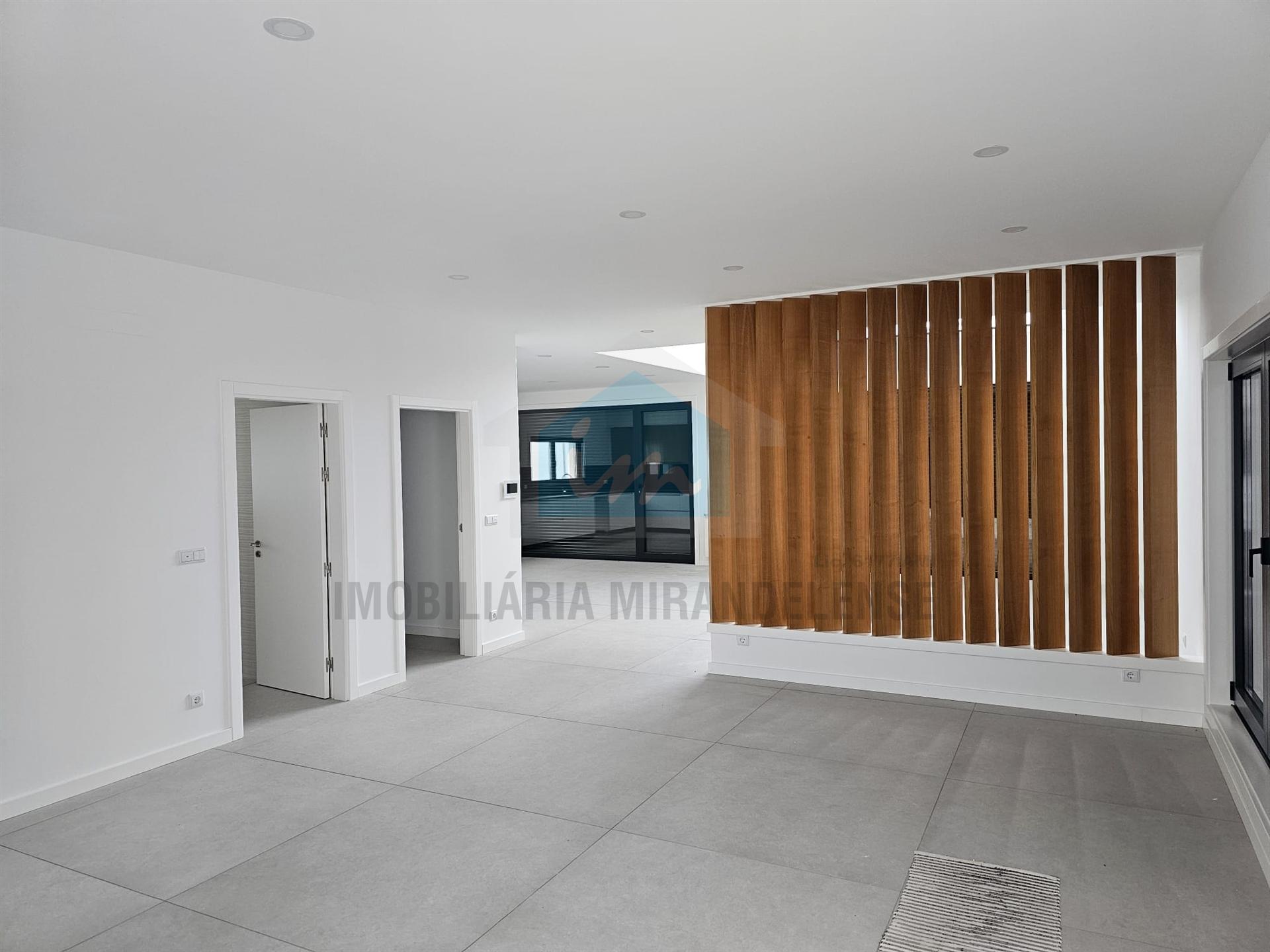 Moradia moderna com 4 suites localizada numa zona calma e residencial da cidade de Mirandela