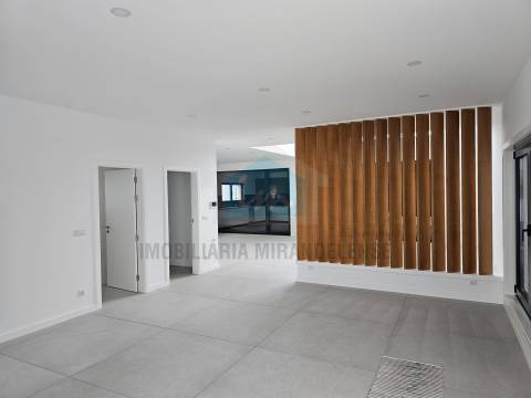 Moradia moderna com 4 suites localizada numa zona calma e residencial da cidade de Mirandela