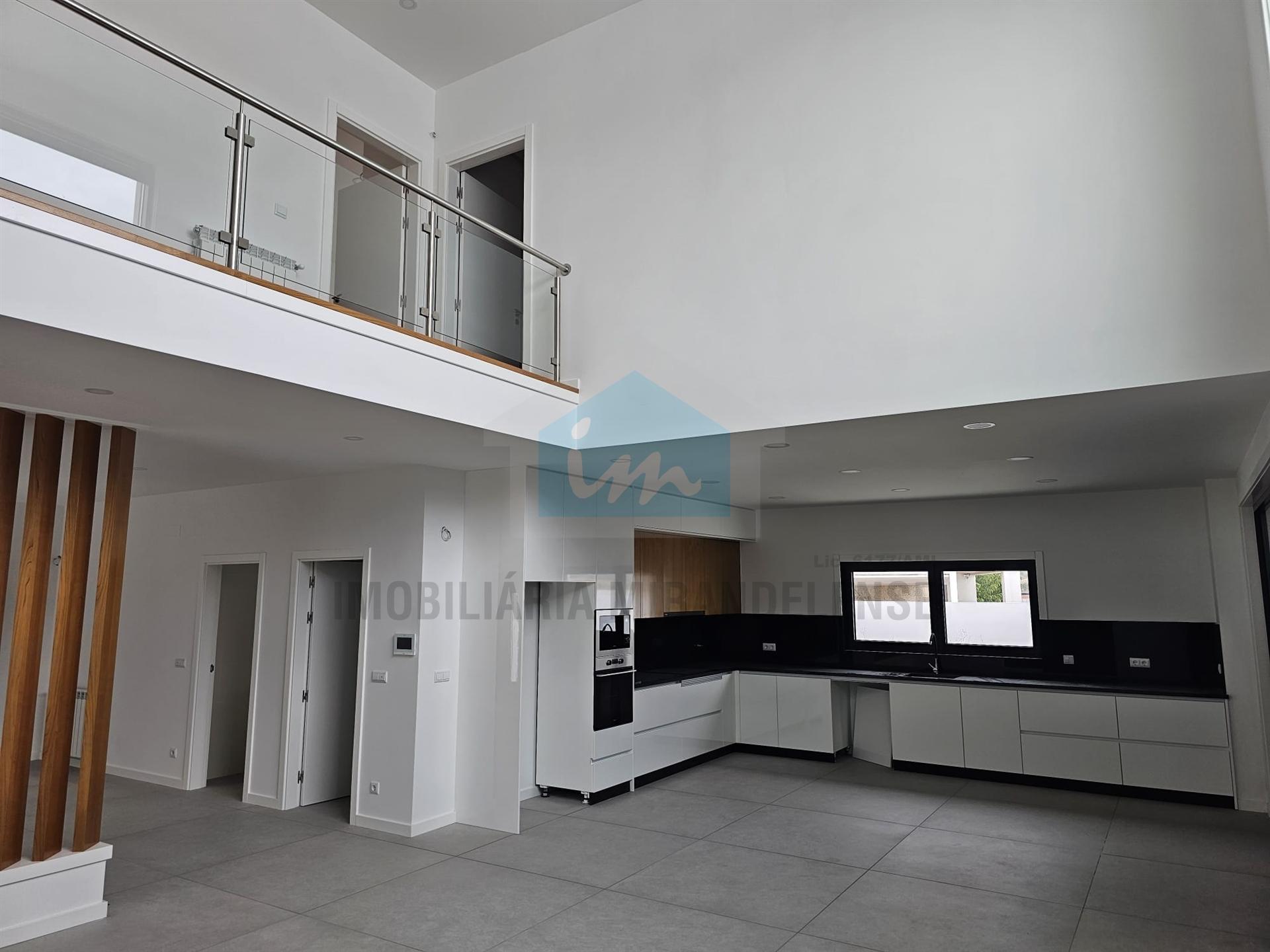 Moradia moderna com 4 suites localizada numa zona calma e residencial da cidade de Mirandela