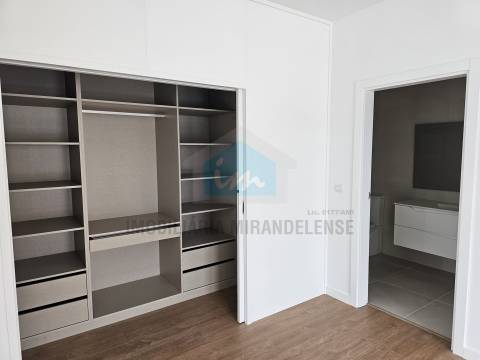 Moradia moderna com 4 suites localizada numa zona calma e residencial da cidade de Mirandela