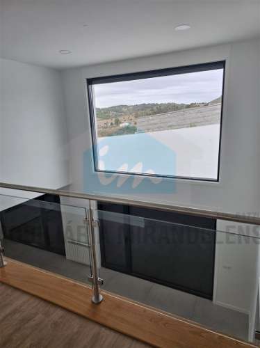 Moradia moderna com 4 suites localizada numa zona calma e residencial da cidade de Mirandela