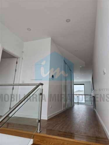 Moradia moderna com 4 suites localizada numa zona calma e residencial da cidade de Mirandela